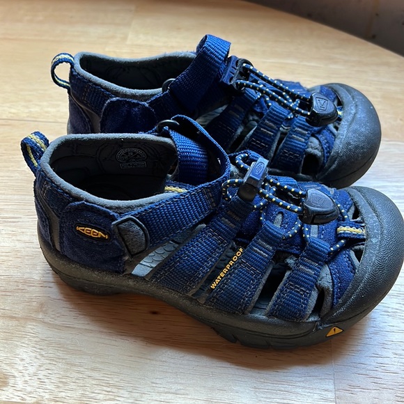 Kids keens size 10 - Picture 1 of 3